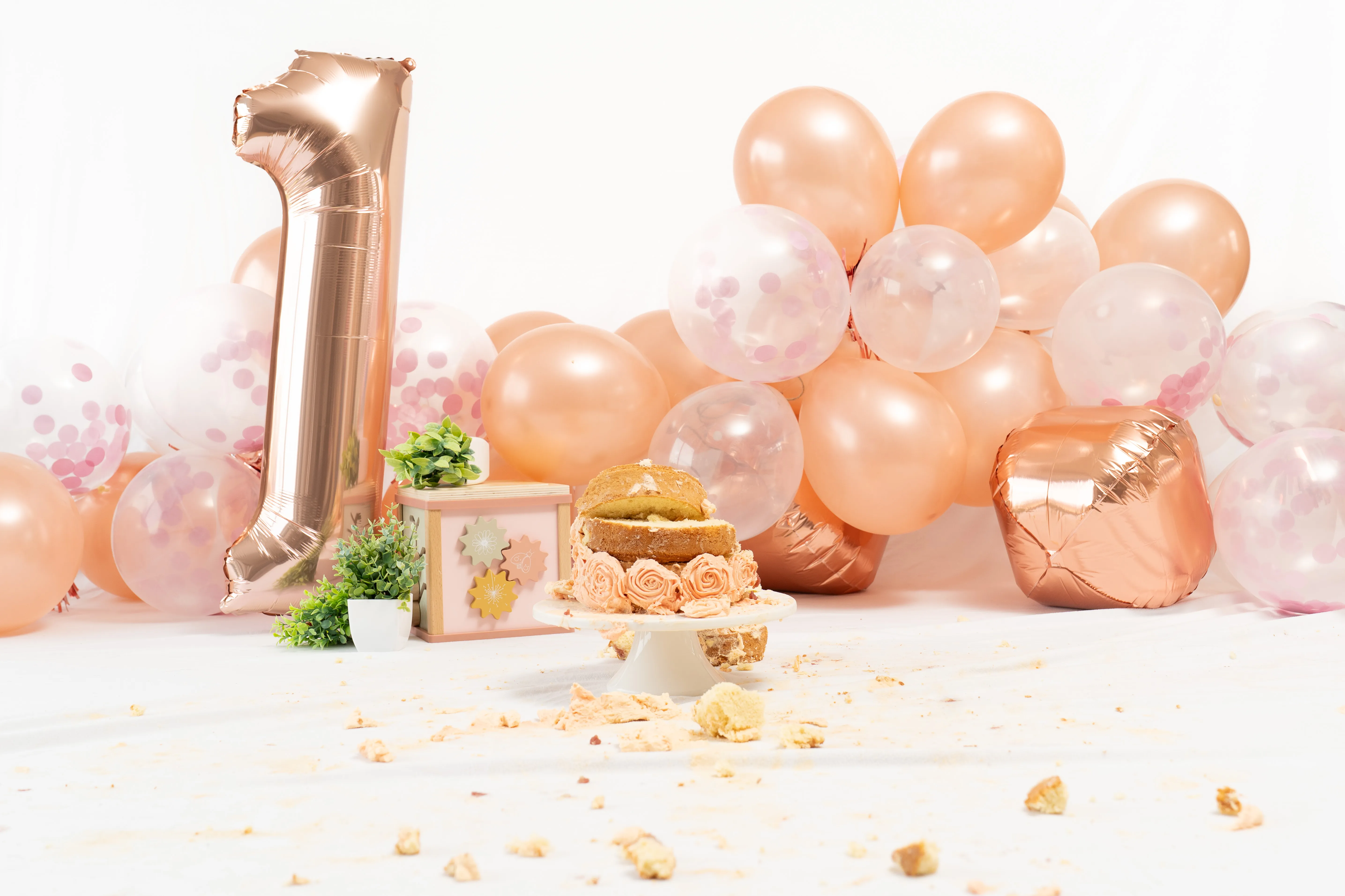 Cake smash shoot door Kim & Louis